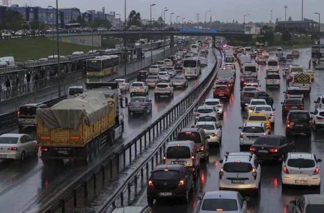 İstanbul yağmurlu bir güne uyandı, trafik kilitlendi