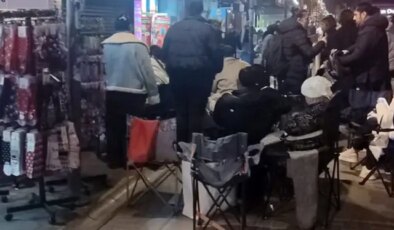 İndirim uykuyu kaçırdı, sandalyesini sandalye ve battaniyesini alan kuyruğa girdi