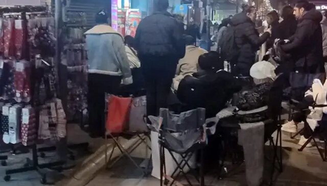 İndirim uykuyu kaçırdı, sandalyesini sandalye ve battaniyesini alan kuyruğa girdi