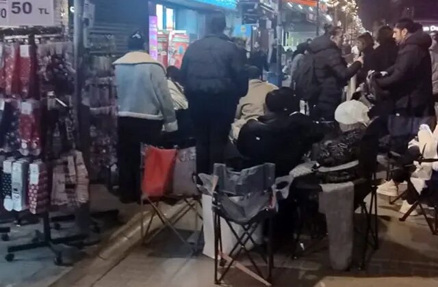 İndirim uykuyu kaçırdı, sandalyesini sandalye ve battaniyesini alan kuyruğa girdi