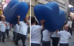 Vatandaşlar şaşkınlıkla izledi! Bir grup cüce cadde boyunca “F” harfi taşıdı