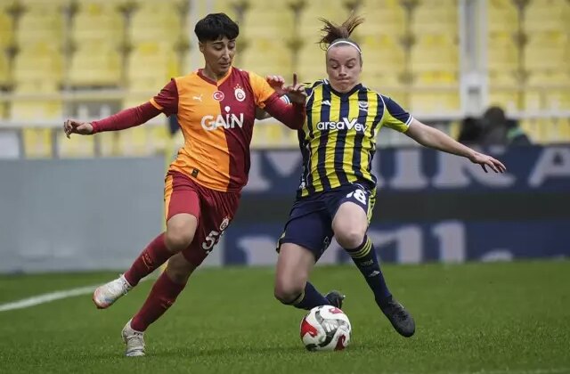 Kadınlar derbisinde Galatasaray’ı deviren Fenerbahçe 11’de 11 yaparak liderliğe yükseldi