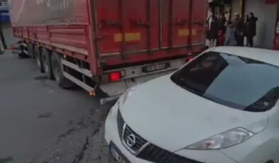 Kağıthane’de manevra yapan tır 3 otomobile çarpıp caddeyi birbirine kattı