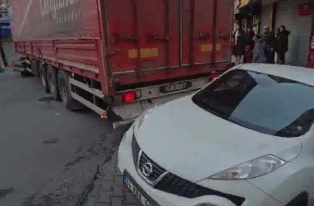 Kağıthane’de manevra yapan tır 3 otomobile çarpıp caddeyi birbirine kattı