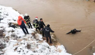 Kanala uçan otomobilden kahreden haber! 3 kişinin cesedine ulaşıldı