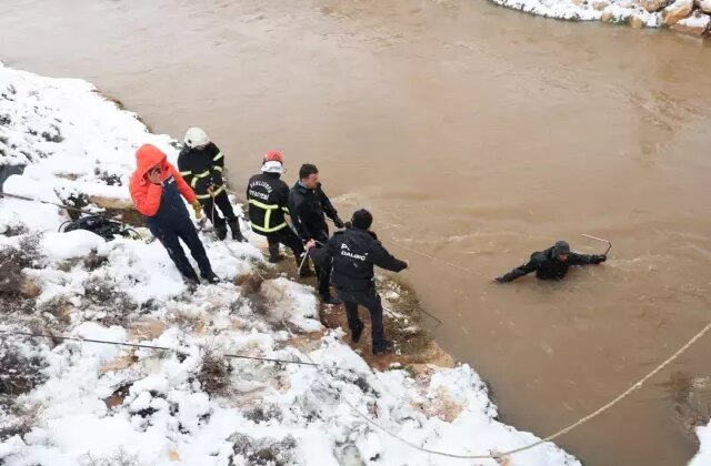 Kanala uçan otomobilden kahreden haber! 3 kişinin cesedine ulaşıldı