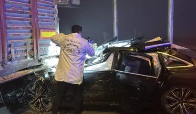 Katliam gibi kaza! Tıra çarpan araçtaki 4 kişi feci şekilde can verdi