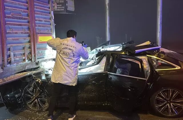Katliam gibi kaza! Tıra çarpan araçtaki 4 kişi feci şekilde can verdi