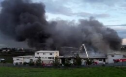 Kauçuk fabrikasında yangın! Dumanlar gökyüzünü kapladı