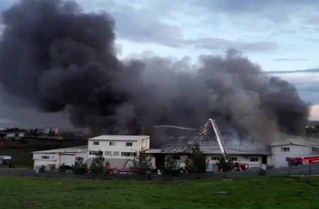 Kauçuk fabrikasında yangın! Dumanlar gökyüzünü kapladı