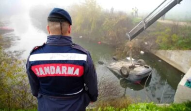 Kazada ölen arkadaşını araçta bırakıp kaçtılar