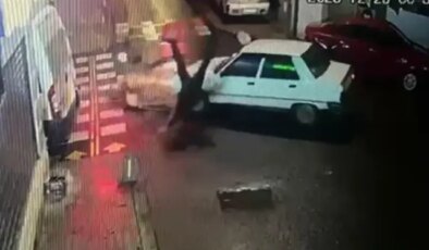 Kazadan sonra yerde yatan sürücüyü kontrol edip olay yerinden kaçtı; o anlar kamerada