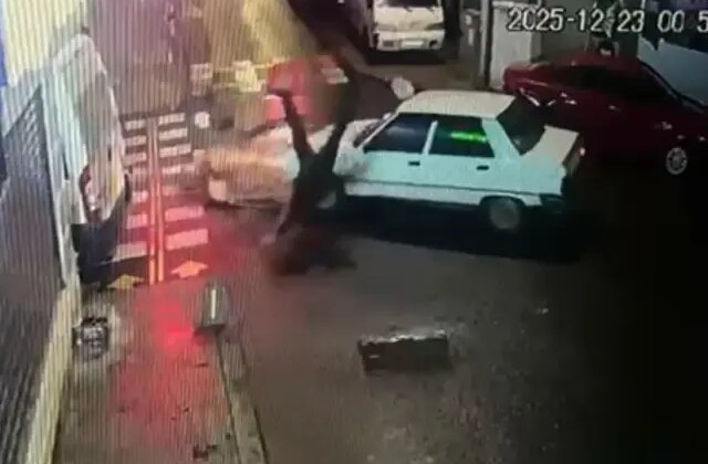 Kazadan sonra yerde yatan sürücüyü kontrol edip olay yerinden kaçtı; o anlar kamerada