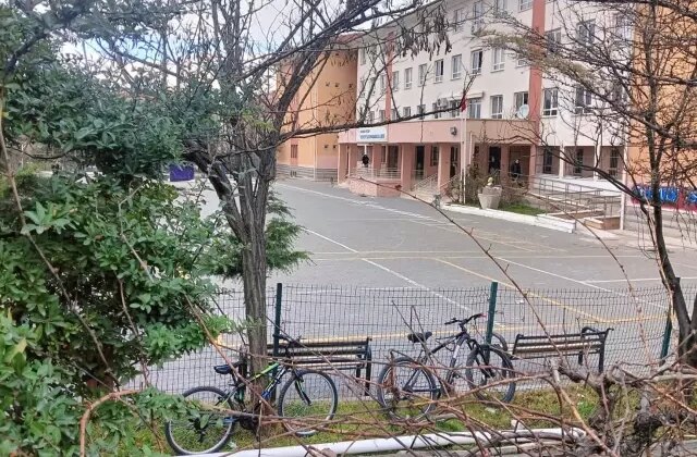 Lisede mide bulandıran olay! Kız öğrencilerine cinsel organının fotoğrafını gönderdi