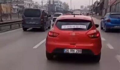 Aracın arkasına astığı yazı şaşkına çevirdi! Gören telefonuna sarıldı