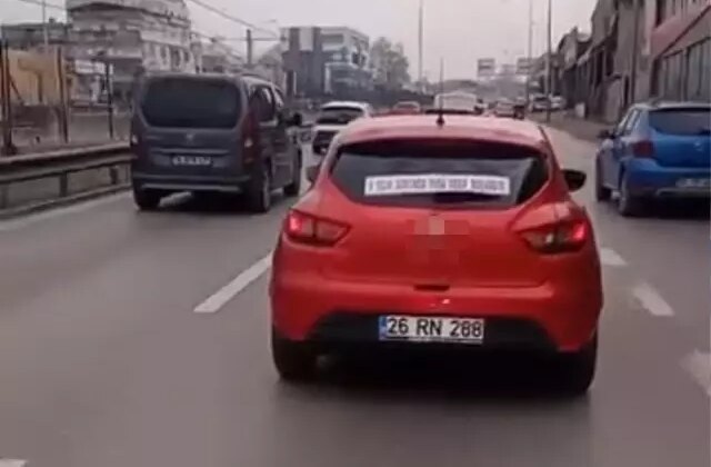 Aracın arkasına astığı yazı şaşkına çevirdi! Gören telefonuna sarıldı