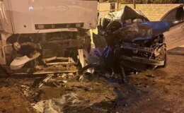 Kontrolden çıkan araç kamyona çarptı! 2 genç feci şekilde can verdi