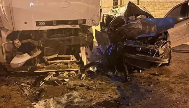 Kontrolden çıkan araç kamyona çarptı! 2 genç feci şekilde can verdi