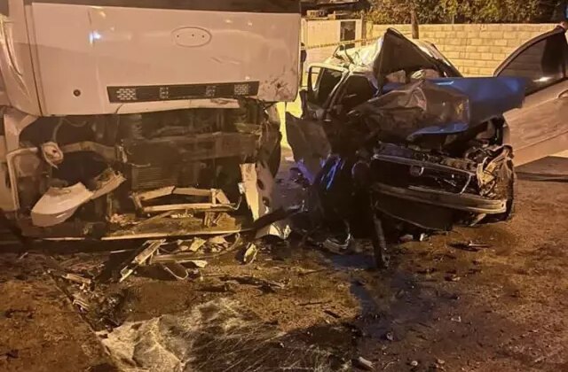 Kontrolden çıkan araç kamyona çarptı! 2 genç feci şekilde can verdi