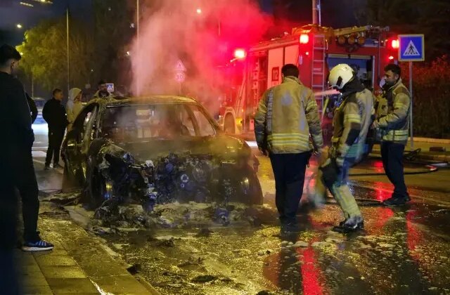 Küçükçekmece’de seyir halindeyken alev alan otomobil kullanılamaz hale geldi