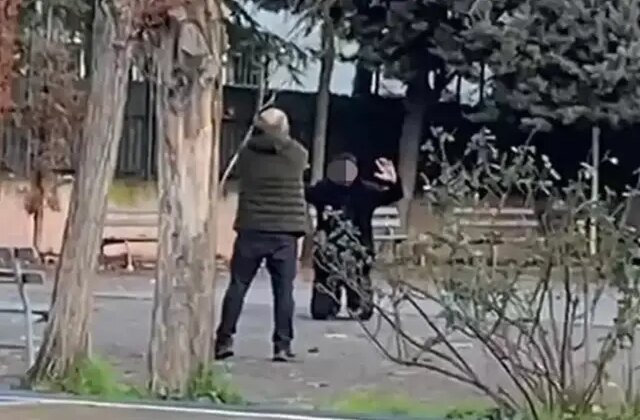 Lise bahçesinde korku dolu anlar: Kızını rahatsız eden genci silahla rehin aldı