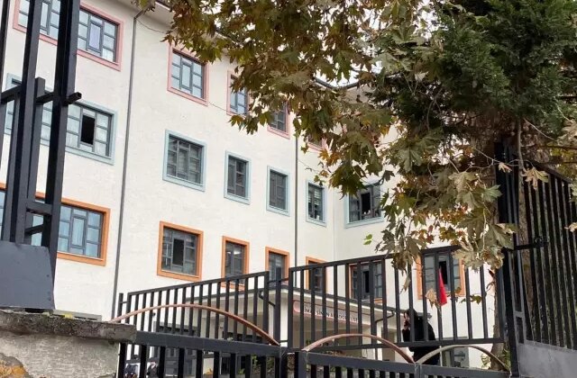 Lisede 3. kattan düşen öğrenci ağır yaralı