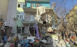 Mahalleli kokudan isyan etti, evden kamyon kamyon çöp çıkarıldı