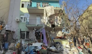 Mahalleli kokudan isyan etti, evden kamyon kamyon çöp çıkarıldı