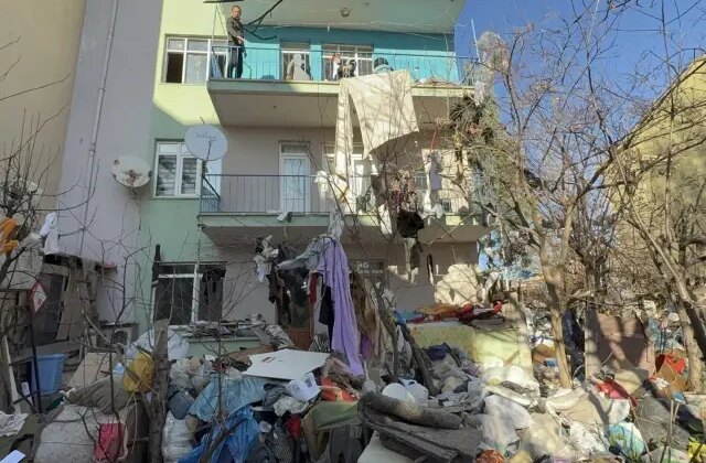 Mahalleli kokudan isyan etti, evden kamyon kamyon çöp çıkarıldı