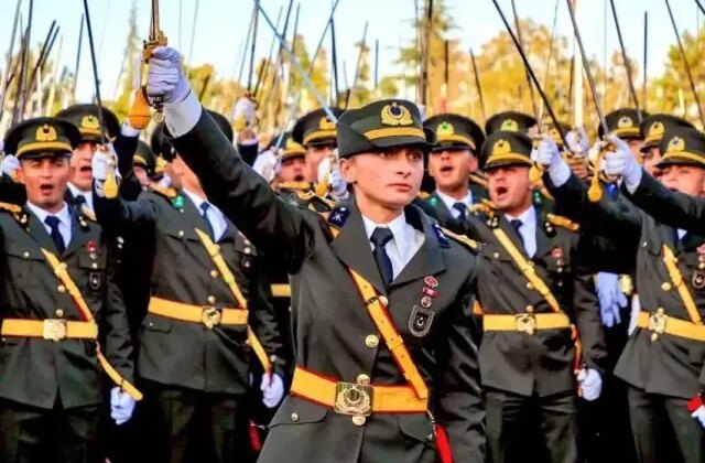 Mahkeme, teğmenlerin kılıçlı yemin töreni için son sözü söyledi