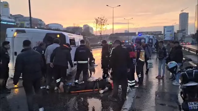 Maltepe D-100’de servis minibüsü devrildi