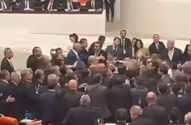 Meclis’te AK Parti ve CHP’li vekiller arasında yumruklu kavga