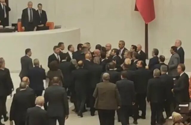 Meclis’te “Atatürk’ün A’sı” gerginliği: AK Partili ve CHP’li vekiller birbirinin üzerine yürüdü