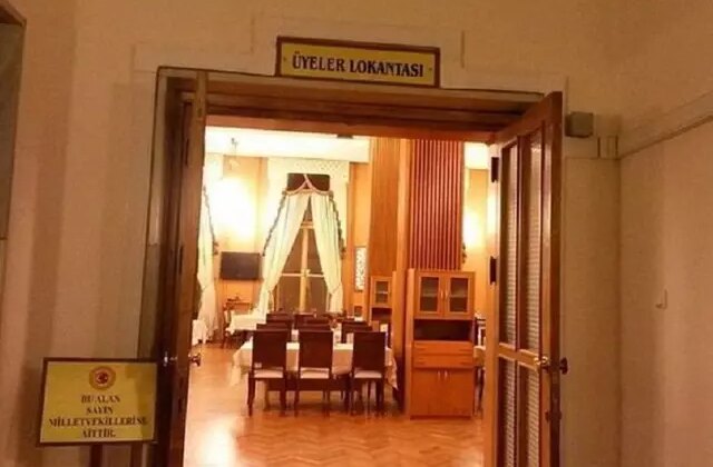 Meclis’teki taciz skandalı büyüyor! 4 aşçı gözaltında