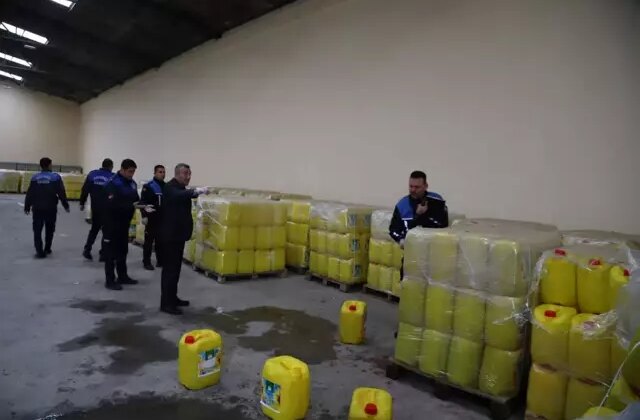 Ayçiçek yağlarına su karıştırmışlar! Tam 3 bin 650 bidon ele geçirildi