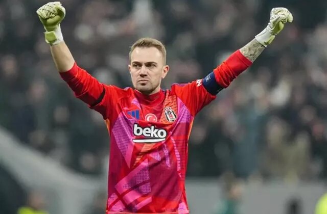 Mert Günok kulağı telefonda Fenerbahçe’den haber bekliyor