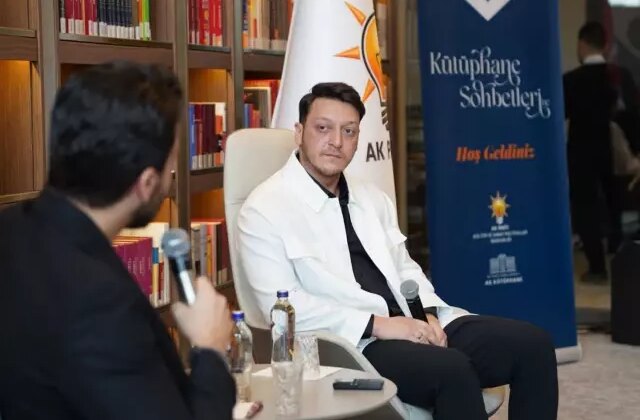 Mesut Özil, “AK Parti Kütüphane Sohbetleri” programına konuk oldu