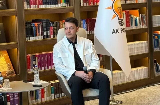 Mesut Özil, ‘Telefonundaki en ünlü kim?’ sorusunu düşünmeden yanıtladı: Gerisi yalan