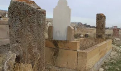 Mezarlıkta esrarengiz taş! Nerden geldiği bilinmiyor, rivayetler tüyler ürpertiyor