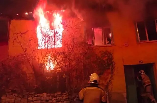 Müstakil evde çıkan yangında anne öldü, kızı yaralandı