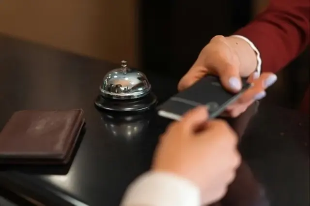 otellerde yeni donem resepsiyona kimlik birakma 19337408 4060 o