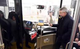 Otobüse binip poz veren belediye başkanının yeni makam aracı kenti karıştırdı