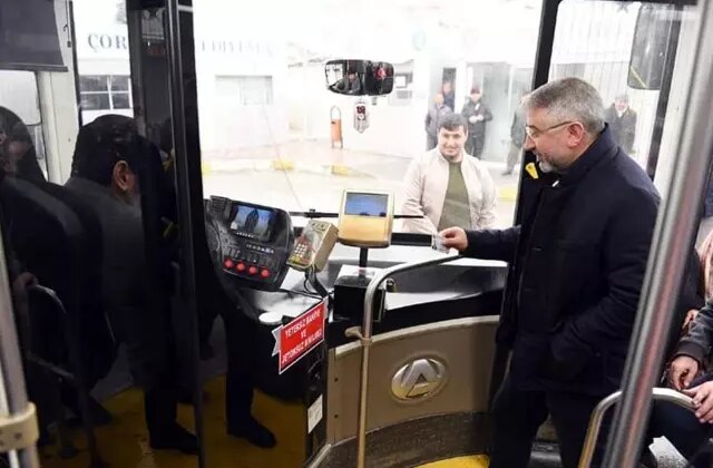 Otobüse binip poz veren belediye başkanının yeni makam aracı kenti karıştırdı