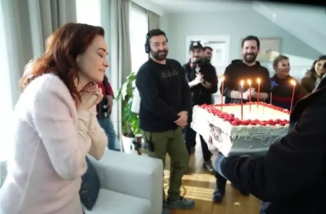 Özgü Namal’a sette sürpriz doğum günü kutlaması