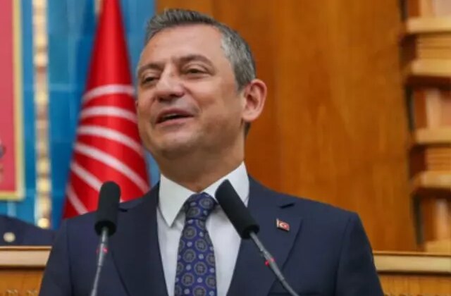 Özgür Özel’den canlı yayında çok konuşulacak gaf! Cumhurbaşkanı adayını açıklarken dili fena sürçtü