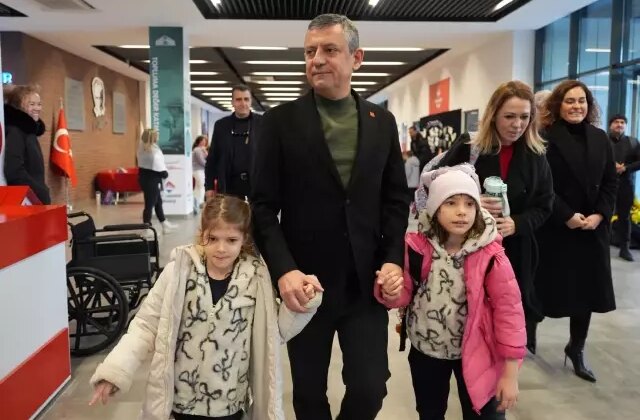 Özgür Özel, Ferdi Zeyrek’in ikiz kızlarına verdiği sözü tuttu