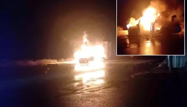 Park halindeki araç alev alev yandı, geriye hurda kaldı