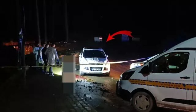 Park halindeki araca bakan ekipler sağ koltukta vahşetle karşılaştı