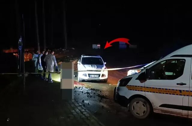 Park halindeki araca bakan ekipler sağ koltukta vahşetle karşılaştı