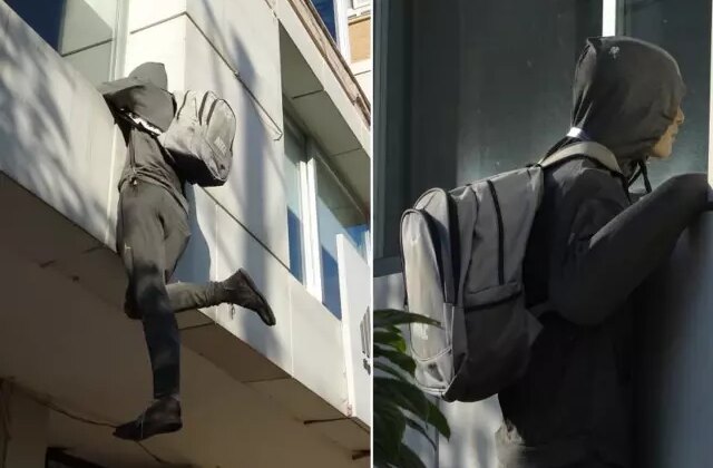 Hırsız görünümlü cansız mankeni gören ya polisi arıyor ya da taş atıyor